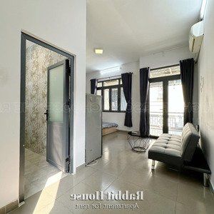 căn hộ 1pn full nt ban công 40m2 ở được 4 người 3 xe, free xe, ngay công viên lê thị riêng q10