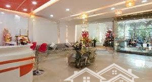 cho thuê nhà mặt phố xuân thủy tầng 1: 100m, tầng 2: 20m phố đông đúc giới trẻ 