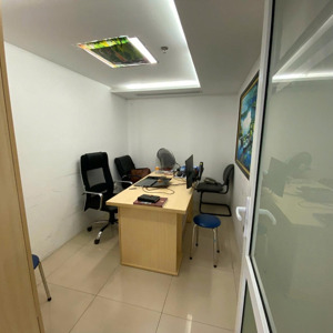 cho thuê văn phòng giảng võ 140m2 tầng 2 giá 210k/m2/tháng. đầy đủ trần sàn điều hòa nội thất vp