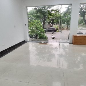 cho thuê biệt thự căn góc kđt thành phố giao lưu, 200m2, 4t, đã hoàn thiện nội thất, giá thỏa thuận