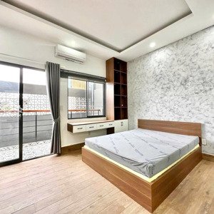Phòng Ban Công Mới Xây Gần Ngay đầm Sen Park