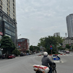 giảm 3 tỷ gấp lắm rồi - view quận uỷ hà đông - nhìn metro - ô tô tránh thông sàn kinh doanh