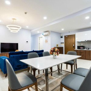 cho thuê căn hộ 4 phòng ngủ 2wc rộng 150m2 full nội thất tầng cao, đập thông từ 2 căn 2 phòng ngủ
