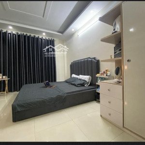 căn khép kín tầng 5, đủ tiện ích, nóng lạnh, điều hoà, giường đệm, sopa, bếp từ, tủ quần áo đầy đủ