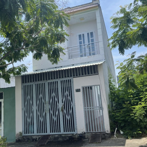 Cần Bán Căn Nhà 1 Trệt 1 Lầu Kdc Long Hậu Nam Sài Gòn. Dt: 5m X 18m Giá 3.2 Tỷ. Sổ Hồng Riêng