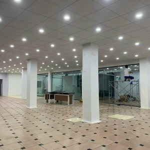 cho thuê nhà mặt đường hồ sen, mặt tiền 10m, dt 180m2 x 3 tầng mới thông sàn, phù hợp ngân hàng