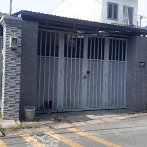 bán nhà thị trấn hóc môn đường nhựa 10m thông song hành diện tích đất 240m2 nở hậu gần chợ hóc môn.
