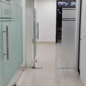 cho thuê văn phòng tại tp giao lưu, nội thất xịn xò, vào làm việc ngay, oto xe máy đậu thoái mái