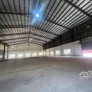 Nhà Xưởng Cho Thuê 8.400m2 Có Thể đỗ Xe ở 4 Mặt, Có Pccc Cơ Bản