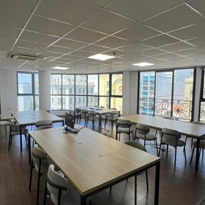 văn phòng sẵn nội thất mặt tiền phổ quang dt 300m2 , sàn trống suốt