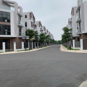 8,45 tỷ sở hữu shophouse 5 tầng đẹp, ô tô đỗ cửa ngay công viên vfa megacomplex
