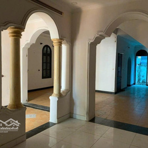 Bán Biệt Thự Gần Khu Trung Sơn, Diện Tích 10x20m (trệt, 2 Lầu, 6 Phòng, Sân Vườn Rộng). Giá 26,5 Tỷ