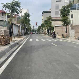 Bán siêu lô góc 3 mặt đường lớn, có thể làm 6 kiot cho thuê, có nhà tầng xây sẵn