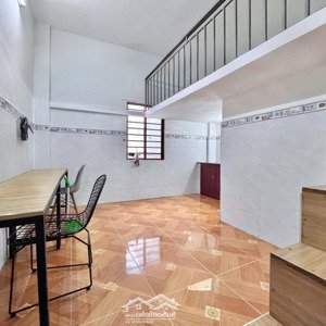 trống lại phòng rộng sẵn máy lạnh - cửa sổ trời - qua vhu chỉ vài phút