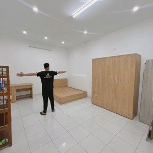 Chính Chủ Cho Thuê Phòng Rộng Ban Công đầy đủ Nội Thất Mặt Tiền Gần Sân Bay Tân Sơn Nhất Tân Bình