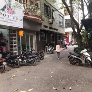 cho thuê nhà riêng phân lô ngõ 47 nguyên hồng dt 52m2 * 4 tầng giá 18 tr ngõ ô tô tránh vỉa hè