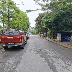 đất đấu giá trâu quỳ,vỉa hè ô tô thông tránh,mặt tiền quá đẹp,gần trường đh nông nghiệp,tiện ích...