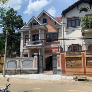 Cho Thuê Biệt Thự Góc 2mt Hoàng Dư Khương-q10. Giá: 60tr Dt:9x20m.kc:trệt,2 Lầu,tum.