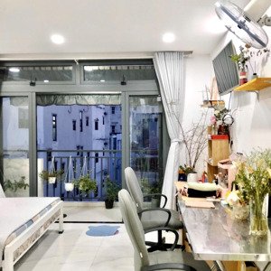Căn Hộ Ban Công Máy Giặt Riêng, Dụng Cụ Bếp - Có Thang Máy, Dọn Phòng - Ngay Phan Xích Long