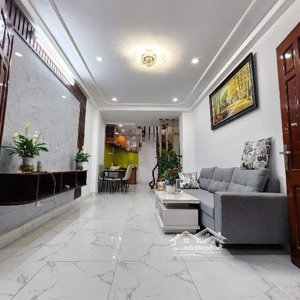 Cần Cho Thuê Nhà Nguyên Căn Dt 45m 6 Tâng 5 Ngủ Và Có Cả Phòng Chung Cư Cho Ace Có Nhu Cầu Alo