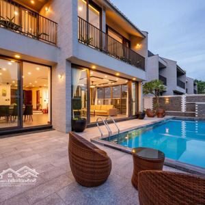 Bán Villa Mặt Phố Tại Huỳnh Thúc Kháng, Giá Thỏa Thuận, 400m2, 14pn, 14wc Hđ Thuê 80tr/ Tháng