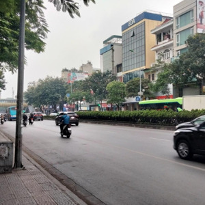 mặt phố nguyễn văn cừ 350m2 kinh doanh đa dạng đường 40m vỉa hè 7m