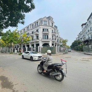Căn Biệt Thự đầu Tư Siêu Lợi Xẻ Khe Thoáng đẹp, Giá đang Rẻ Hiếm Có. Lh 