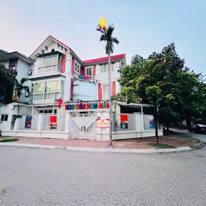 Bán Gấp Căn Biệt Thự 3 Mặt Tiền View Công Viên Resco Cổ Nhuế