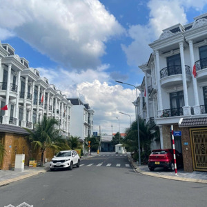Bán Biệt Thự Liền Kề Tại Royal Town Dĩ An, 6.8 Tỷ, 3.5 Tầng, Sẵn Sổ. Lh: Tuyết Hoàng)