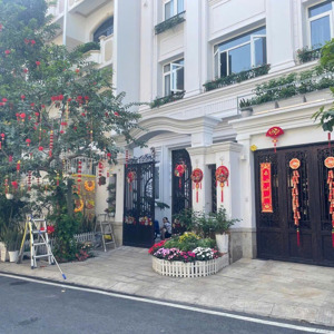 Bán Biệt Thự Vip Khu Compound Mặt Tiền Nguyễn Trọng Tuyển, Tân Bình - 4 Tầng - Giá 50 Tỷ