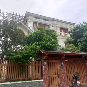 Cần Bán Gấp !!! Biệt Thự Kđt Thành Phố Giao Lưu - Phạm Văn đồng 200m2 4 Tầng. Mặt Tiền 10m. 65 Tỷ.