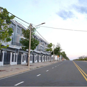 tôi cần bán shophouse 3 tầng mới xây tại trung tâm tp. đồng xoài, zalo: 