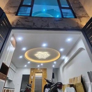 tôi cho thuê nhà lạc long quân thang máy, thông sàn, dt 60m²x 6t, đồ cơ bản, 2 ô tô tránh đỗ. 23tr