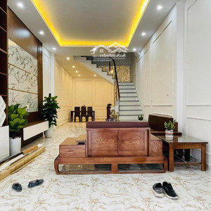 Cho Thuê Nhà Riêng Tại Phố Hoàng Cầu, 60m2 X 5t, Có Gara ô Tô. Nhà Mới, đồ Cơ Bản. 18tr/th