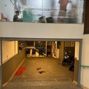 cần cho thuê sàn văn phòng tầng 3 của 1 căn nhà rộng: 72m2. mới xây. th/máy. hầm để xe. 12tr/tháng