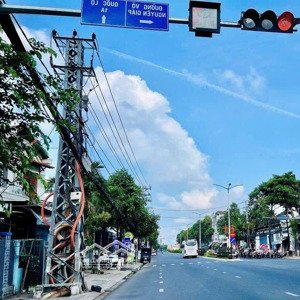 nhà có sổ cấp 4 dt 166m2 ngang 6.5m nằm đường chính 23/10 rộng 24m. đường kinh doanh đắc địa