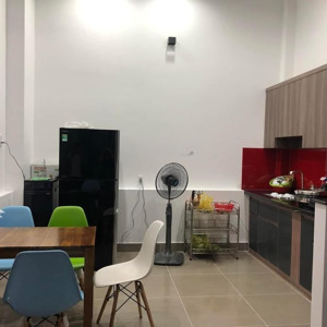 mới! kẹt tiền gấp! nhà 4x12 đúc 2 tầng đẹp hẻm xe hơi thông quay đầu, gần ngã tư llq- âu cơ 6tỷ tl