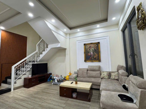 bán nhanh nhà 90m ngang 5m xây 1 trệt 2 lầu ngay vòng xoay phú hữu quận 9 giá tốt