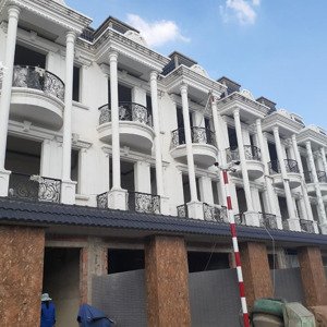Bán Gấp Nhà Mặt Phố 80m2 Xây Sẵn 3 Tầng, Sẵn Sổ, Full Nội Thất Tại Trung Tâm Tp. Dĩ An