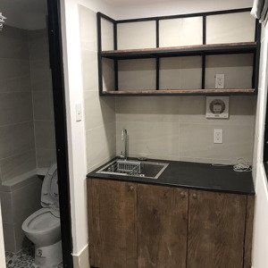 Phòng Nhỏ Lầu 2 Có Cửa Sổ Trên Gác Lửng Và Bên Dưới Nhà Bếp Thoáng Sáng Gần Q1,2