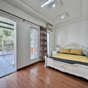 Thuê 1 được 2 Căn Ban Công Lớn View đẹp, đầy đủ Nội Thất Giữa Lòng Thành Phố