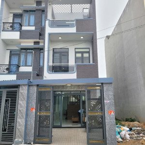 cần bán gấp nhà 3 tầng 81,9m2, ở tân đông hiệp ngay dt 743b, 4phòng ngủ, 4wc giá tốt 5ty8