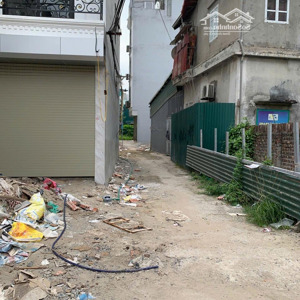 gia chủ cần tiền bán mảnh đất 200m2 đang có nhà kho kiên cố, mặt tiền 8m