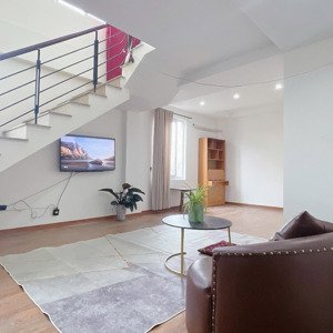 cho thuê ccmn 2 ngủ 1 khách ở thái hà,đống đa. có ban công, máy giặt riêng