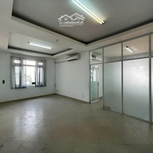 văn phòng 45m2 vách kính chia phòng có máy lạnh wc riêng mặt tiền nơ trang long