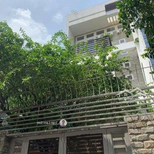 chủ bán gấp để chuyển về phú mỹ hưng q7. giá tốt bất ngờ . sát đường nguyễn thị thập q7