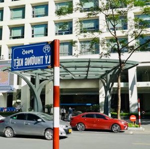 bán gấp nhà mp trần hưng đạo đã có giấy phép xây dựng - sổ đỏ lâu dài - pháp lý đầy đủ - đất vuông