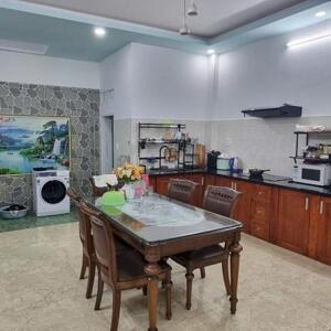 Bán căn nhà 3 tầng KĐT Phước Long A, Nha Trang. Diện tích đất : 97m2 Hướng Đông Nam, nhà gồm : 4PN. Giá bán: 6.6 tỷ