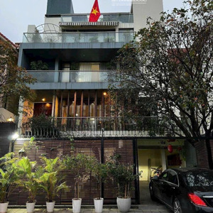 bán nhà mặt phố xuân diệu, dt 159m x 4t mt 7,4m , mp kinh doanh , vỉa hẻ rộng, đường hai chiều