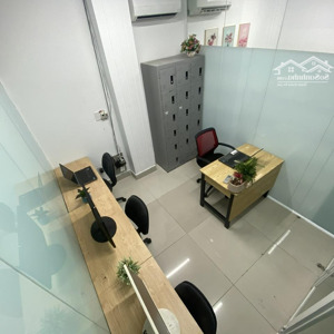 văn phòng cạnh cửa sổ, sáng sủa đầy đủ 04 bàn, ghế vào làm ngay